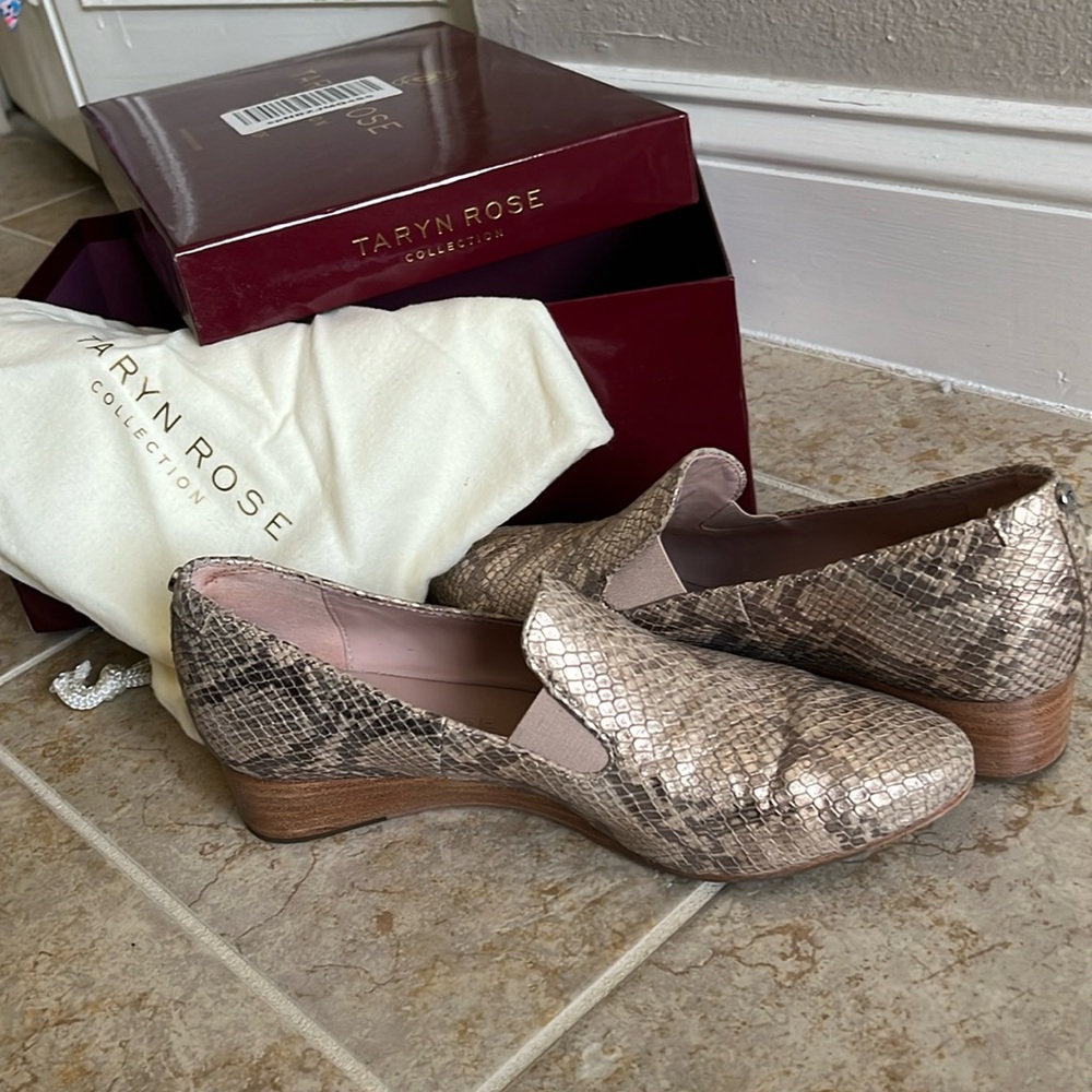 Taryn Rose metallic cobra soft gold wedge loafer size 6